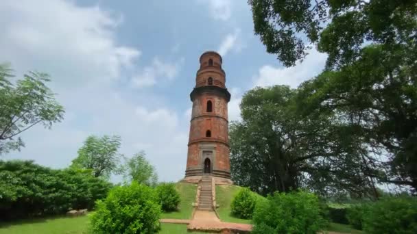 Timelapse Βίντεο Από Ένα Αρχαίο Ψηλό Πέτρινο Πυλώνα Στα Ερείπια — Αρχείο Βίντεο