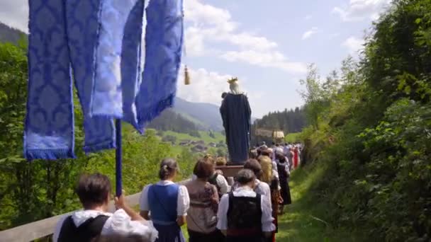 Female Worshippers Traditional Tyrolean Costumes Carry Virgin Mary Blue Banner — Stock Video