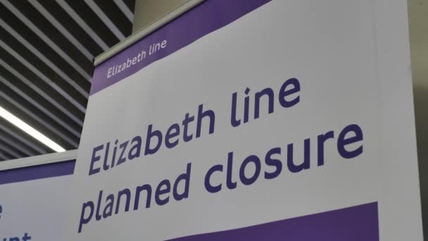Canary Wharf 2022 지하철의 새로운 엘리자베스 폐쇄될 예정이라는 표지판 — 비디오