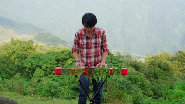 Metraje Estacionario Hombre Tocando Teclado Musical Electrónico Apasionadamente Bosque Cerca — Vídeos de Stock