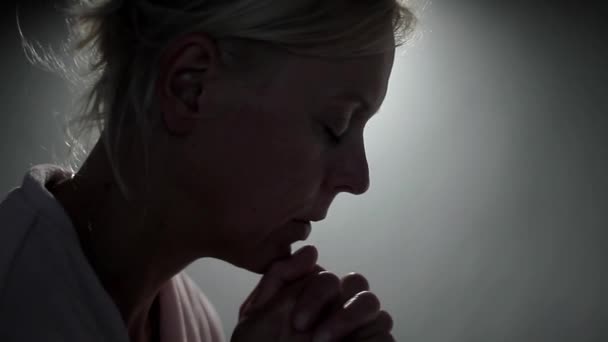Kvinna Ber Till Gud Med Händerna Tillsammans Grå Bakgrund Lager — Stockvideo