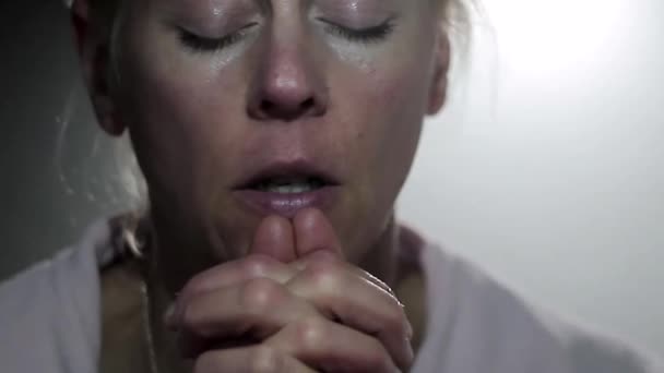 女人手拉手在灰色背景的画面上向上帝祈祷 — 图库视频影像