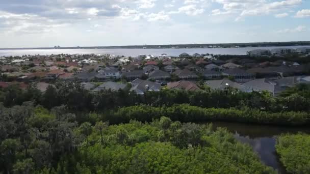 フロリダ州南西部ブラデントンのマナティー川の豪華な運河の家への航空便 — ストック動画