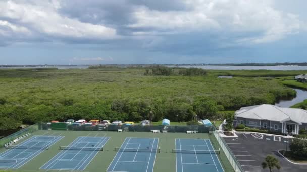 Rückwärts Fliegende Drohnen Über Dem Mangrovensumpf Und Einer Luxuriösen Küstengemeinde — Stockvideo