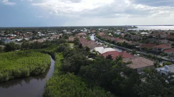 フロリダ州ブラデントンのマナティー川沿いの豪華なゲードコミュニティの空中 メキシコ湾へのアクセスのある運河の家 — ストック動画