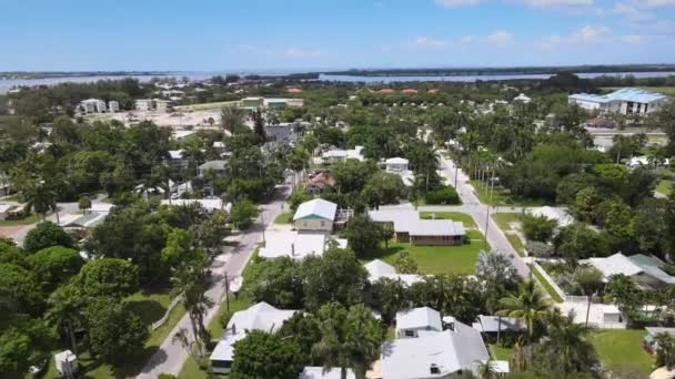 Возрастающая Аэросъемка Прибрежных Барьерных Островов Моста Кортез Брэдентоне Флорида — стоковое видео