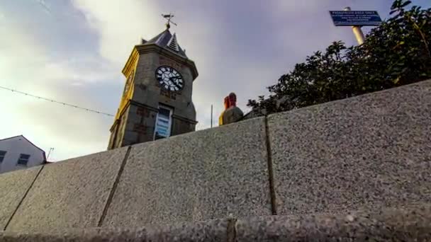 Tidsbrist Guernsey Weighbridge Klocktorn Vid Peter Port Kanalöarna — Stockvideo