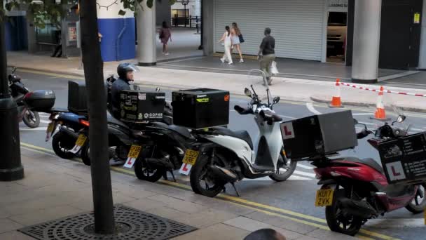 Canary Wharf London England August 2022 Fast Food Delivery Driver — Stock Video