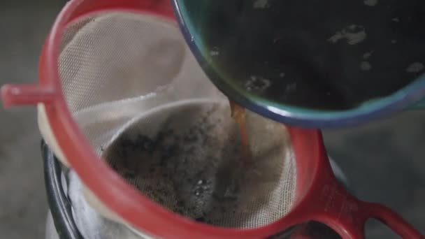 Nahaufnahme Von Aufgebrühtem Kaffee Der Durch Ein Sieb Gegossen Wird — Stockvideo