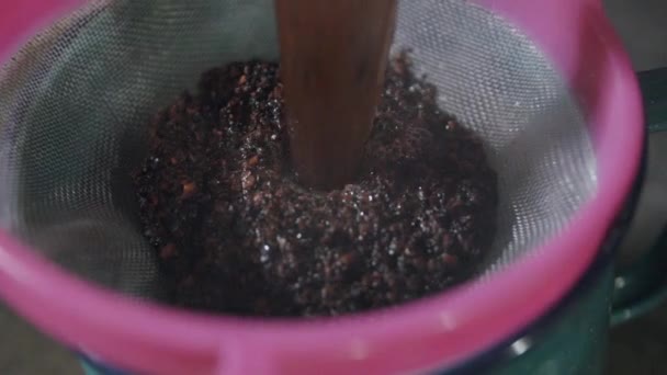 Nahaufnahme Von Heißem Wasser Das Einem Sieb Durch Kaffeesatz Gegossen — Stockvideo