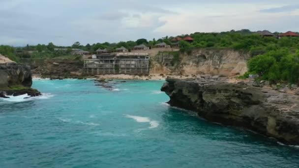 Turquoise Tropical Water Blue Lagoon Nusa Ceningan Abandoned Building Cliff — Stock Video