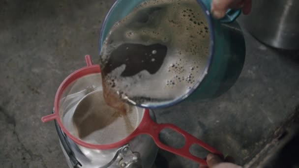 Široké Zpomalené Záběry Kávy Která Nalévá Přes Sítko — Stock video