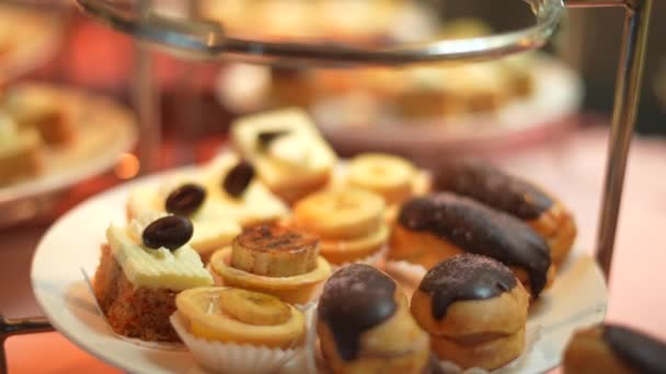 ケーキとお菓子マクロンカップケーキの盛り合わせ上品なレストラン — ストック動画