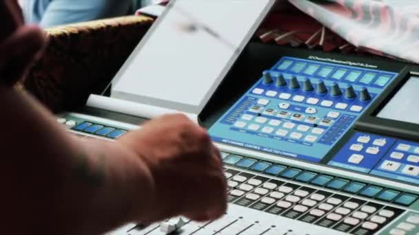 在现代音乐工作室的混合板上 一个人的手部慢动作镜头 以调整音乐的调子 — 图库视频影像