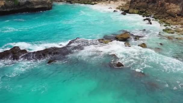 Gevaarlijke Tropische Golven Crashen Rotsachtige Kust Bij Blue Lagoon Nusa — Stockvideo