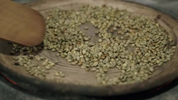 Filmaufnahme Eines Paddels Das Grüne Kaffeebohnen Auf Einem Heißen Stein — Stockvideo