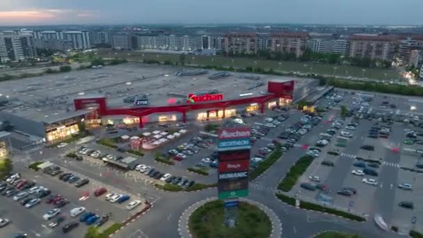 Hiperlapso Del Crepúsculo Aéreo Muestra Tráfico Auchan Hypermarket Bucarest — Vídeos de Stock