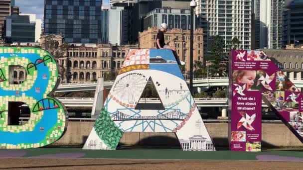 Persone Che Scattano Foto Con Gigantesca Lettera Blocco Colorato Brisbane — Video Stock