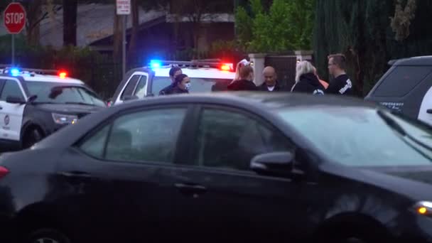 Jojo Siwa Evinin Önünde Polisle Konuşuyor — Stok video