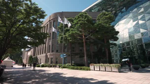 人々は夏の日に旧ソウル市役所の建物で歩く ワイド確立ショット — ストック動画