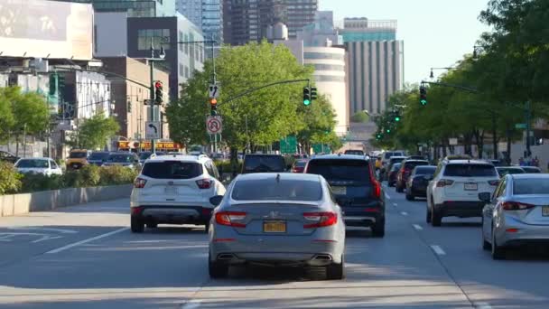 Berufsverkehr New York City Verkehrsfluss Auf Mehrspuriger Straße Fahrzeuge Fahren — Stockvideo