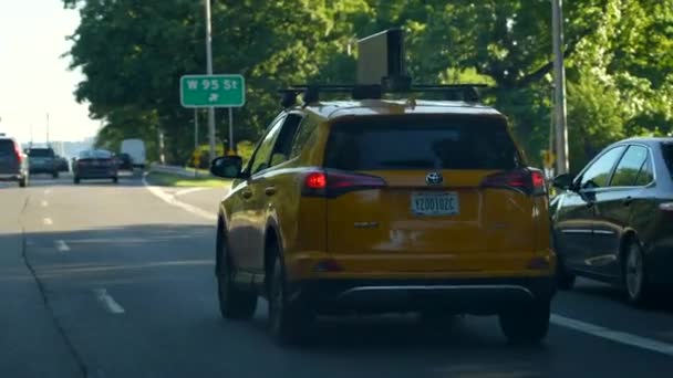 Taxi Todoterreno Nueva York City Vehículo Amarillo Conduciendo Zona Urbana — Vídeo de stock