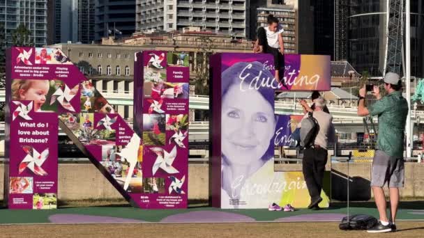 Famiglia Scattare Foto Con Gigante Colorato Blocco Lettera Brisbane Persone — Video Stock