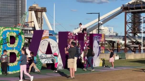 Enfant Gravissant Monument Emblématique Coloré Lettre Accompagnement Géant Brisbane City — Video