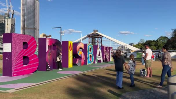 Iconico Punto Riferimento Turistico Colorato Gigante Blocco Lettera Brisbane City — Video Stock