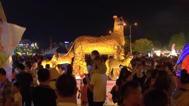 Filmagem Mão Animais Carnaval Com Multidões Turistas Interessados Com Criações — Vídeo de Stock