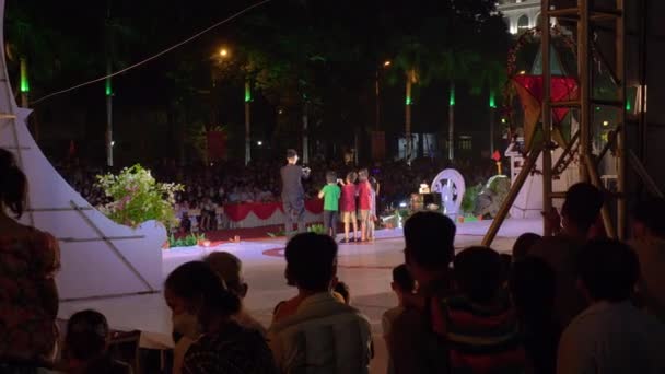 Magik Pokazujący Sztuczki Młodym Dzieciom Scenie Przed Tłumem Wietnamie — Wideo stockowe