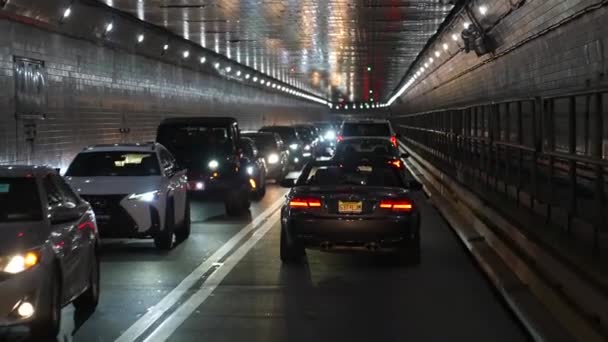 ストリートレベルからリンカーントンネル ニューヨーク市に入る忙しい交通の2車線 — ストック動画