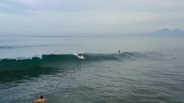 Young Man Surfing Small Wave Nusa Ceningan Bali Cloudy Day — Stock Video