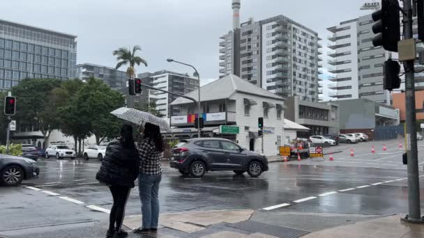 Outdoor Straatbeeld Vastleggen Van Voetgangers Weg Kruising Autoverkeer Kruising Tussen — Stockvideo