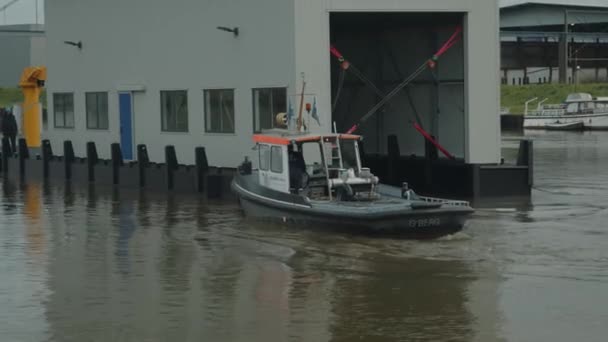 Маленький Буксирний Човен Готується Витягувати Великий Човен Порту Голланді — стокове відео