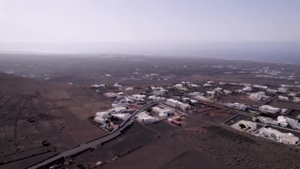 Fotografia Aérea Cidade Deserto Edifícios Brancos Oceano Lanzarote — Vídeo de Stock