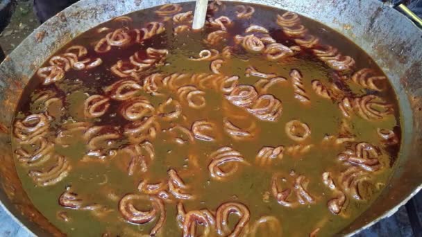 Pyszne Jalebi Smażące Się Patelni Słodki Indyjski Jalebi Wiele Jalebis — Wideo stockowe