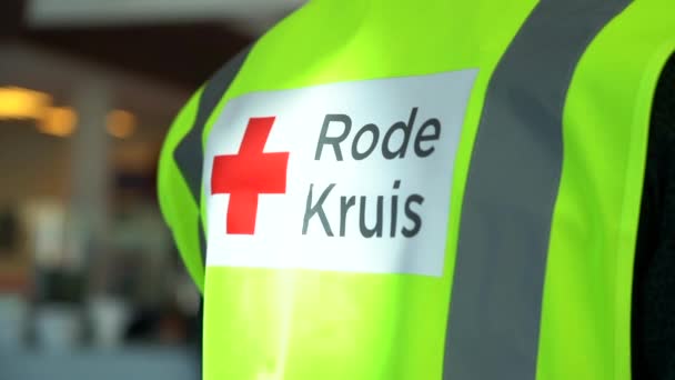 Volontario Della Croce Rossa Dipendente Con Giubbotto Sicurezza — Video Stock