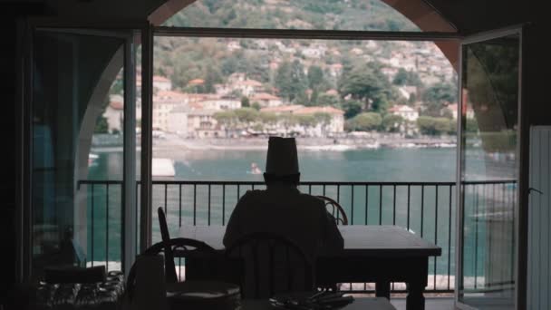 Silueta Přemýšlivé Smutné Kuchařky Sedící Stolu Uzavřené Restauraci Turistického Prázdninového — Stock video