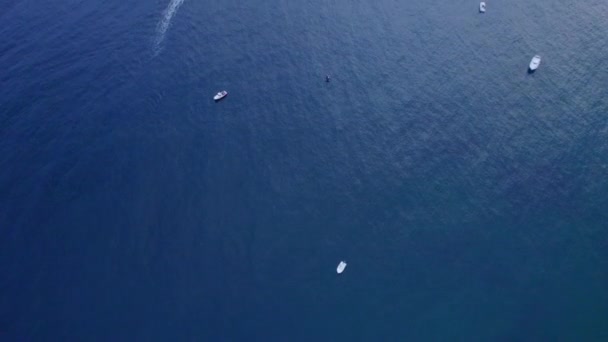 Drohnenschuss Von Ozean Mit Booten — Stockvideo