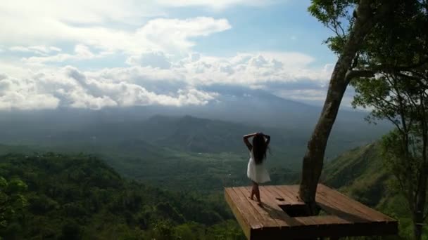 Turist Trä Plattform Vid Lahangan Utsiktsplats Bali Indonesien Antenn — Stockvideo