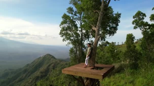 Чоловік Популярній Туристичній Атракціоні Балі Лаханґані — стокове відео