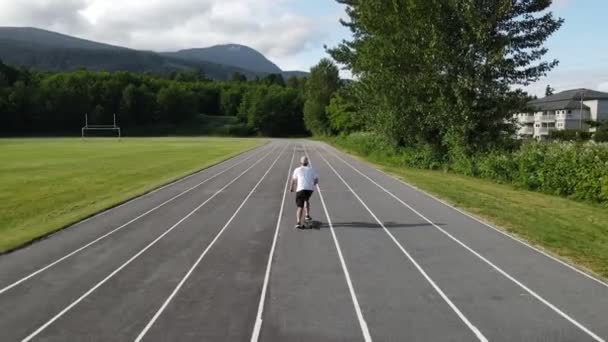 Tracciamento Grandangolare Giovane Che Pattina Lungo Una Pista Corridore Fondo — Video Stock