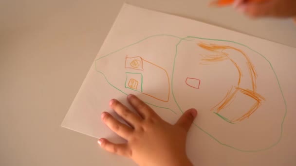 Dibujo Infantil Sobre Papel Con Lápices Colores Cerca Solo Con — Vídeos de Stock