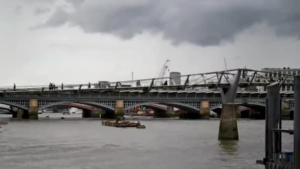 Detailní Záběr Lidi Přecházející Most Millennium Londýně Velká Británie — Stock video