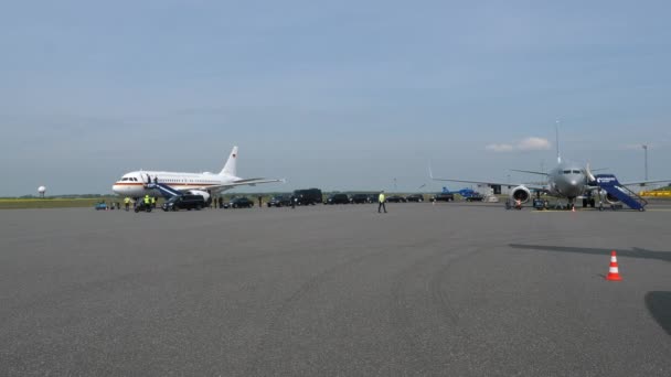 Flugzeuge Mit Europäischen Staats Und Regierungschefs Trafen Auf Dem Flughafen — Stockvideo