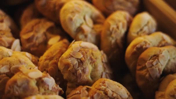 Panning Uit Macro Close Van Franse Amandelkoekjes Houten Doos — Stockvideo