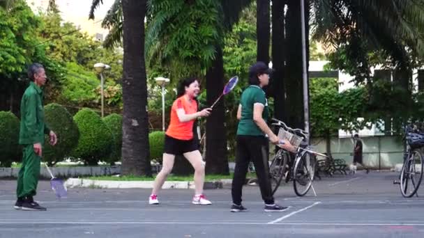 Exercício Manhã Parque Público Saigon Vietnã Pessoas Jogam Badminton — Vídeo de Stock