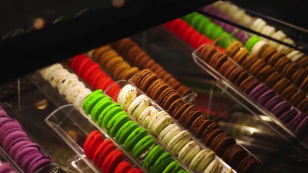Bekijk Glazen Vitrine Van Kleurrijke Macarons Gedimd High End Bakkerij — Stockvideo
