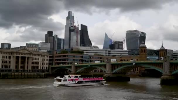 Θέα Πάνω Από Γέφυρα Southwark Προς Την Πόλη Του Λονδίνου — Αρχείο Βίντεο